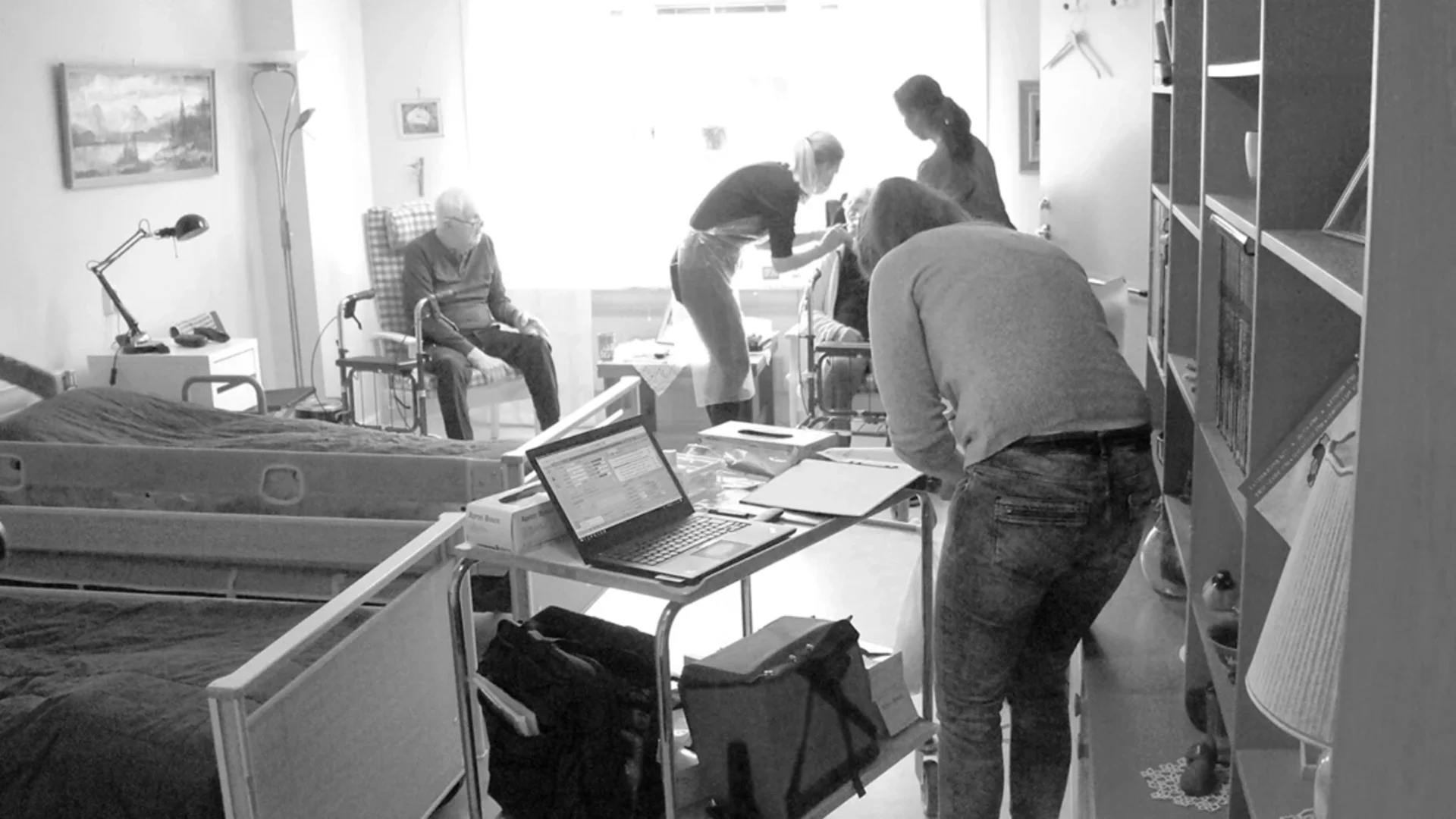 Field testing – care home visit with elderly patients and dental equipment