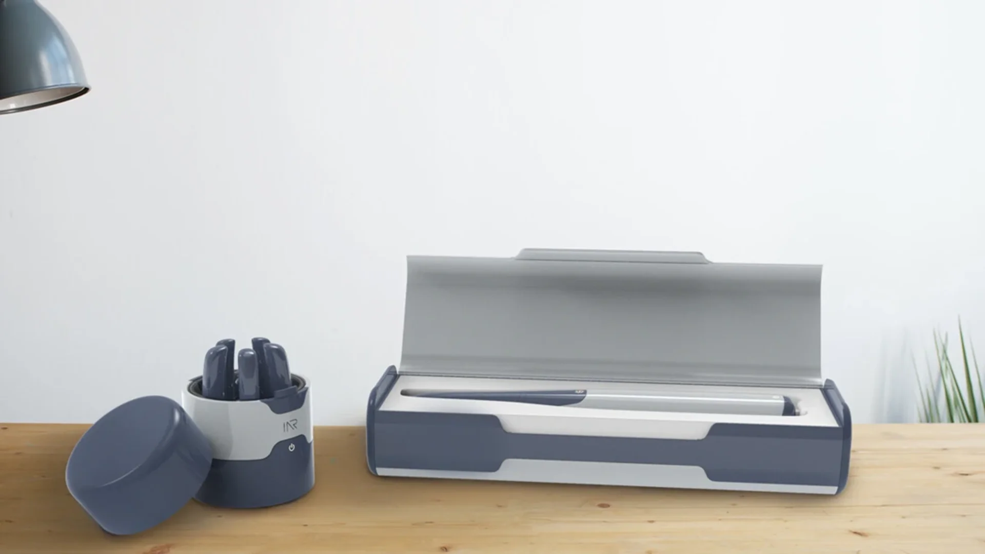 IAR portable dental kit – scanner base and diagnostic case on desk