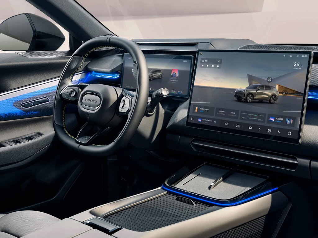 Lynk 08   interior CSD showing 3D OS with vehicle visualization, blue ambient lighting